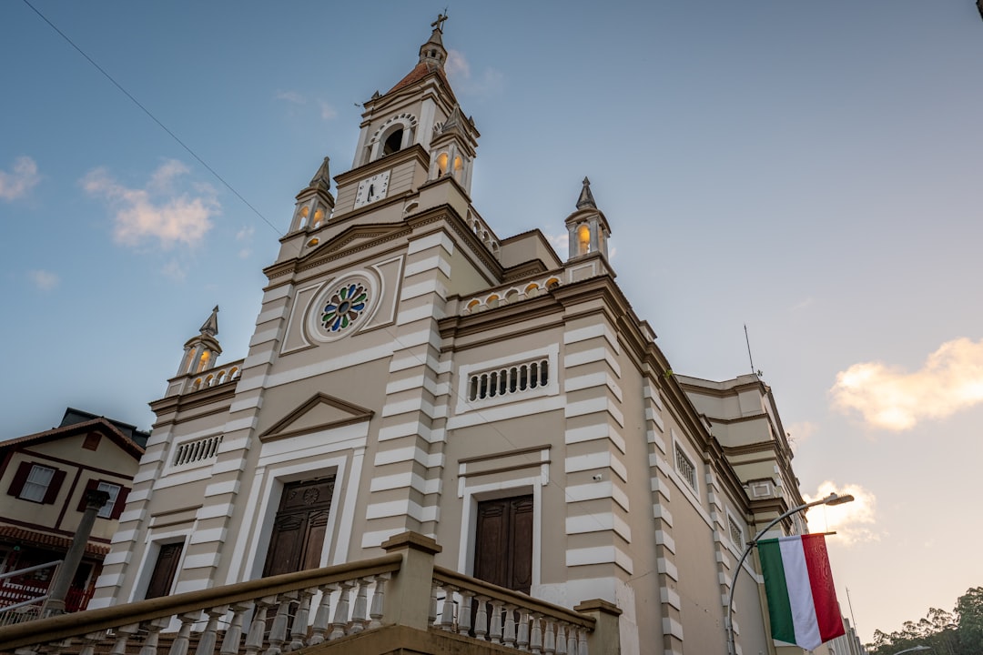 Naples man arrested, accused of threatening to shoot gun inside church